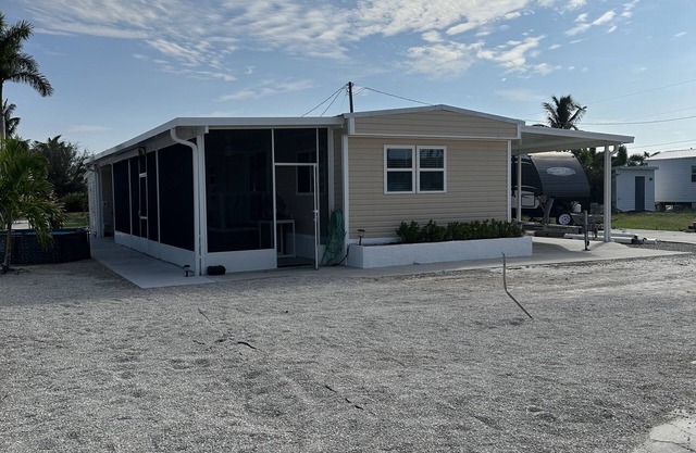 Pine Island Retreat 2/2 en Canal con elevador de botes !!