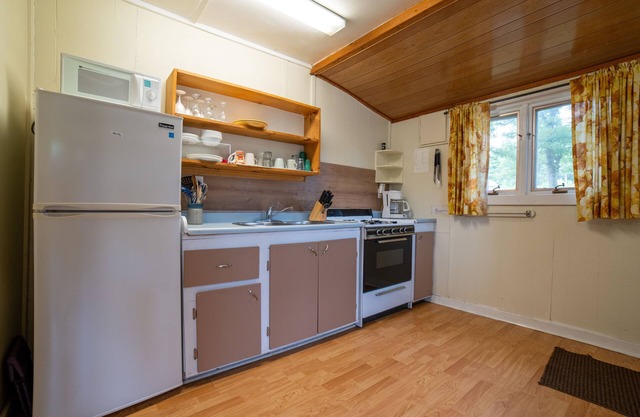 Pine Lake: 2-Bedroom Cottage #11 "Red Pine"