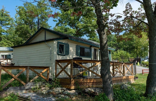 Pine Lake: 2-Bedroom Cottage #10 "Pitch Pine"