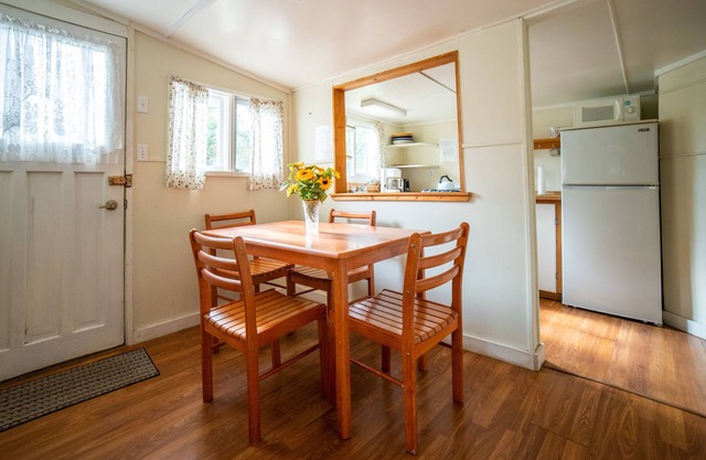 Pine Lake: 2-Bedroom Cottage #5 "Lodgepole Pine"