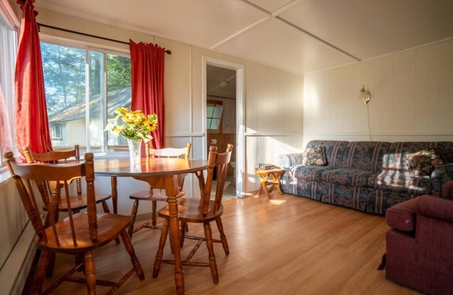 Pine Lake: 2-Bedroom Cottage #3 "Sugar Pine"