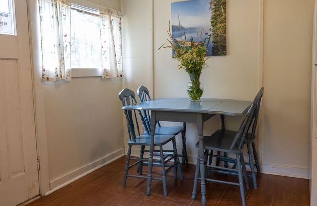 Pine Lake: 2-Bedroom Cottage #2 "Shortleaf Pine"