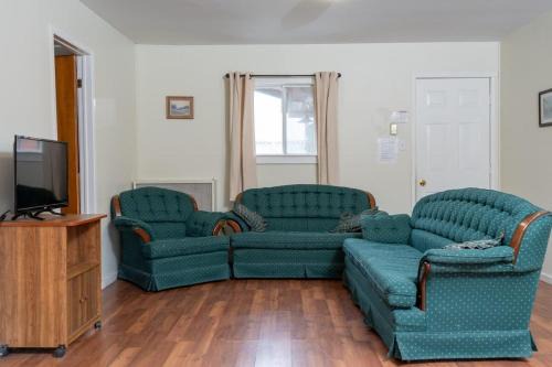 Pine Lake 3-Bedroom Cottage #12 - The Gallery