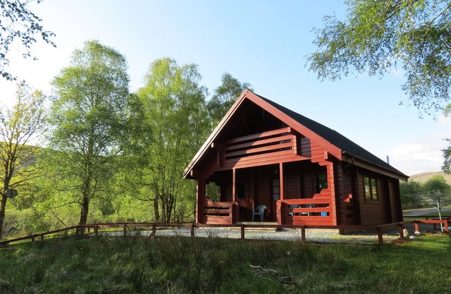 Pine Lodge Cosy Cabin With 2 Bedrooms. Open all year. 15 miles from Fort William
