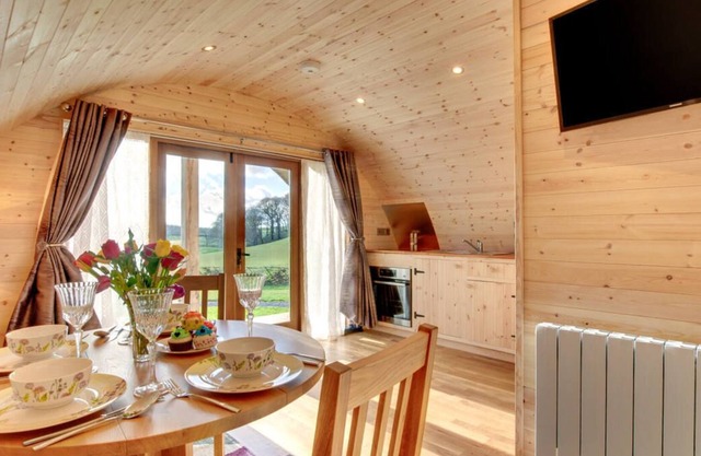 Pine Lodge in Llanddeusant