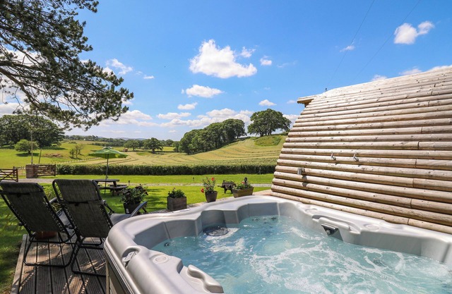 PINE LODGE, romantic, character holiday cottage in Llandovery