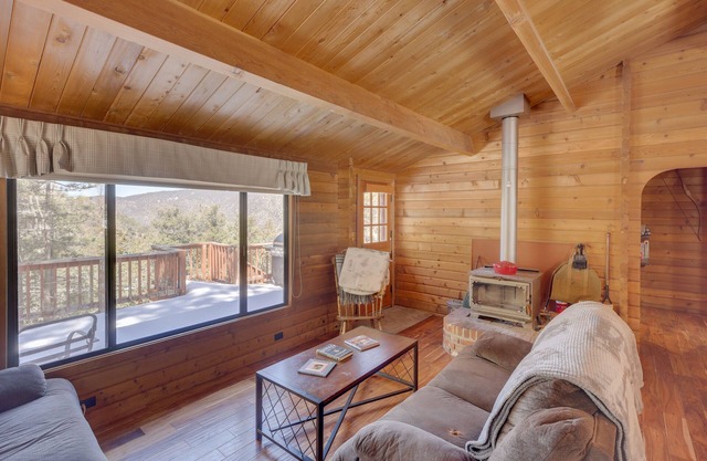 Pine Mountain Club Cabin Rental w/ Pool Access!
