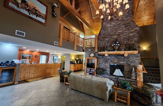 Pine Peaks Lodge & Suites