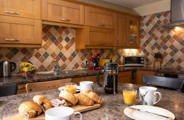 Pine Ridge Lodge - a lodge that sleeps 8 guests in 4 bedrooms
