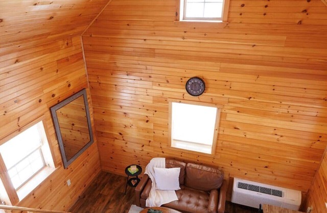 Pine Suite: 1BR Log Cabin Retreat