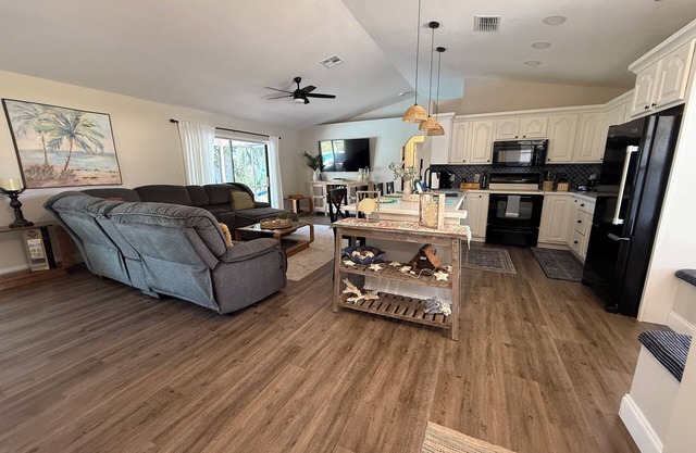 Pineapple Cottage. Cozy Pool Home conveniently located. Pet friendly !