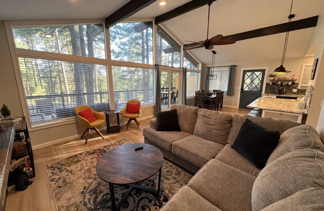 Pinecone Cabin - BEAUTIFUL View And Remodel - Now With AC!