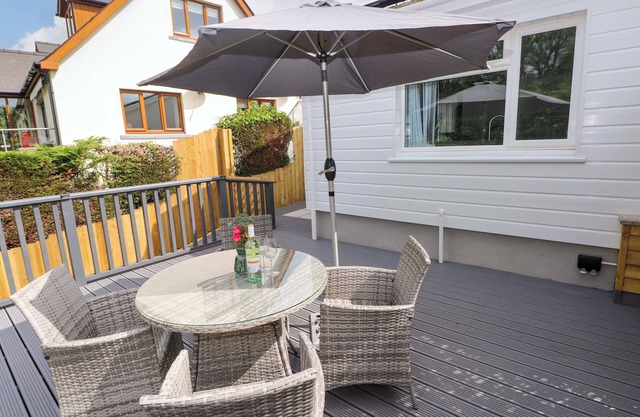PINECROFT ANNEX, pet friendly, with a garden in Saundersfoot