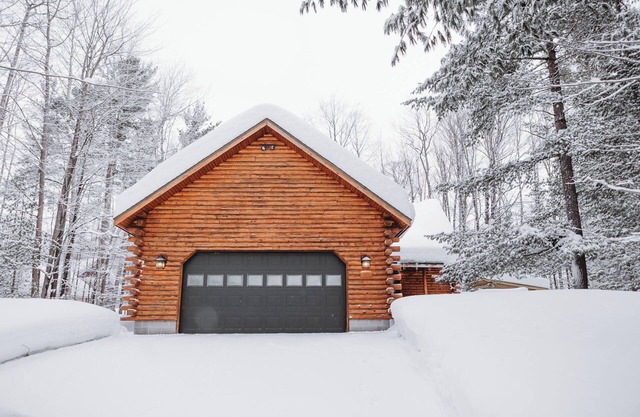 PineHaus - 3 Bedroom Cabin w/ Game Room, Fireplace, Private Sauna