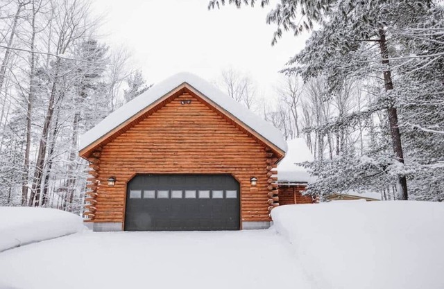 PineHaus - 3 Bedroom Cabin w/ Game Room, Fireplace, Private Sauna