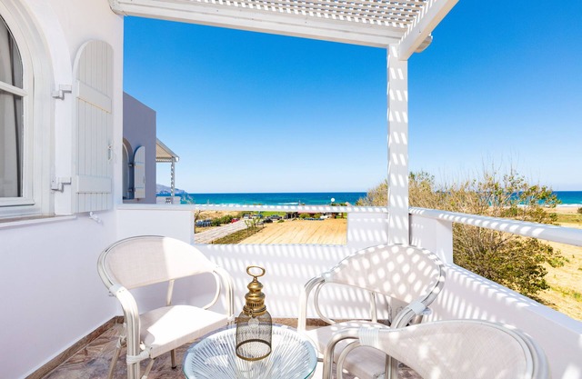 Pinelopi Beach Suites