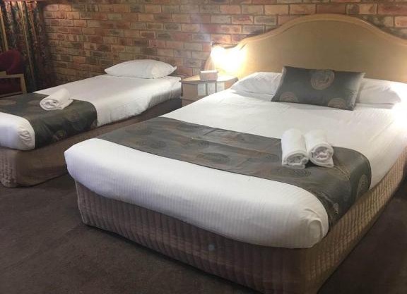 Pines Country Club Motor Inn