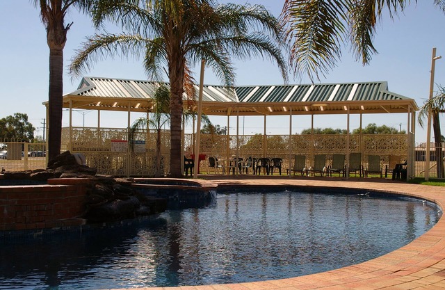 Pines Country Club Motor Inn