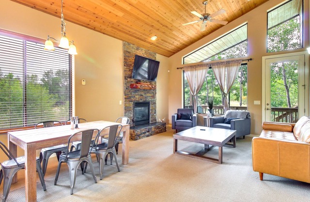 Pinetop-lakeside Escape: Fireplace, Balcony & Deck