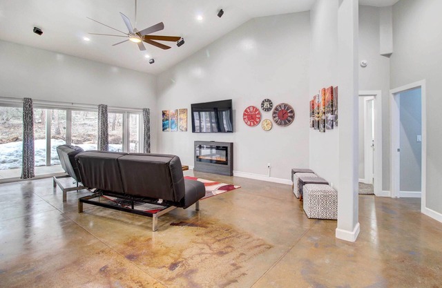 Pinetop-lakeside Home w/ Private Hot Tub & Bar