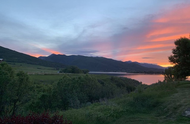 Lakeside Resort Condo en Pineview Reservoir w / Snowbasin view y jacuzzi privado