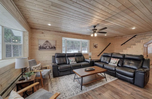 Pinewood Peak by KABINO Hot Tub Garage Smart TVs FirePit WiFi