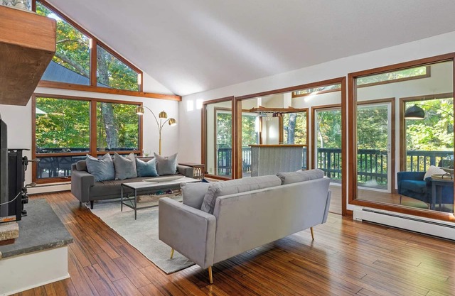 Pinewood Perch: Post modern Sleeps 10+ & hot tub