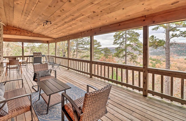 Piney Bluff Retreat with Mountain Views!