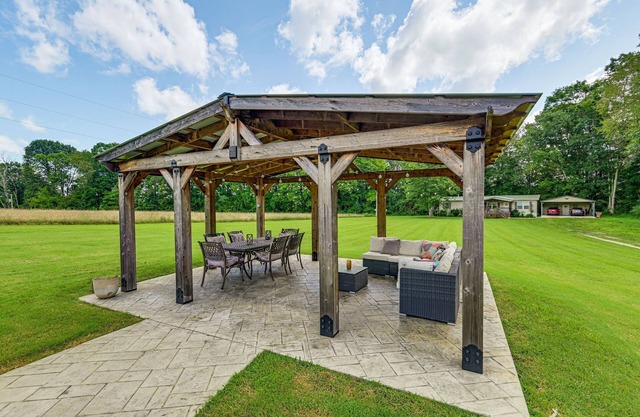 Piney River Escape Hot Tub and Outdoor Kitchen