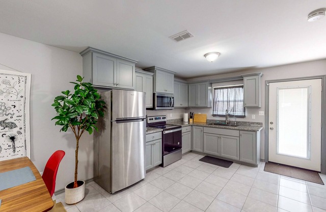 Pineywood Hollow - Cozy Duplex - Furnished Patio