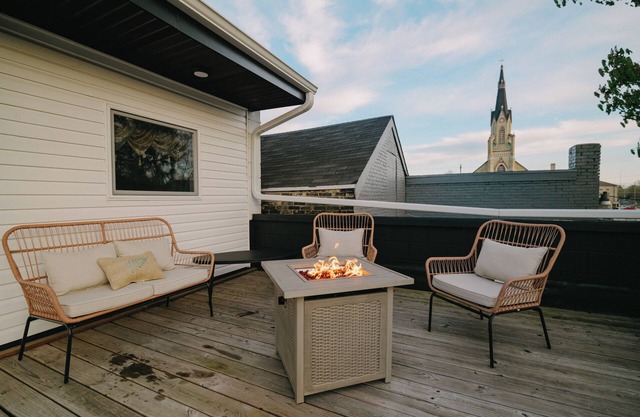 Pink Door Loft - Conveniently located in the downtown district of Manitowoc