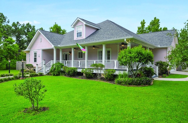 Pink Lady 3 Br 2 Bath 2000sq ft home w/ golf cart