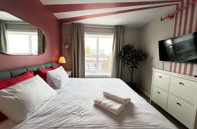 Pink Sunrise: Energetic Studio, Bold Decor