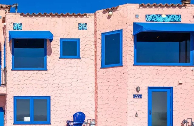 Pink Venetian (Upper Unit)