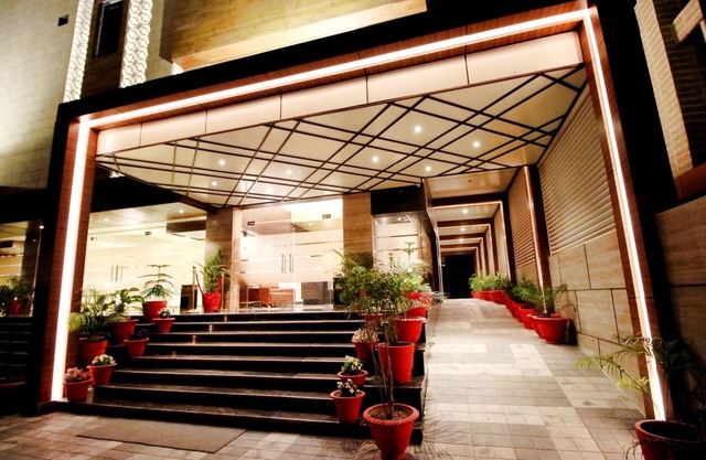 Pinnacle by Click Hotels, Lucknow