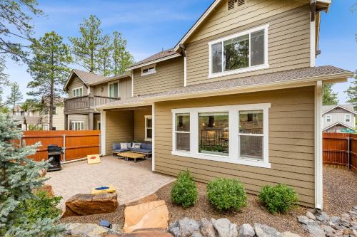 Pinnacle Pines Forest Views Modern Home with EV Charger Direct Trail Access