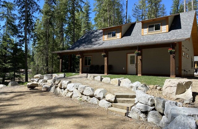 Pioneer Cabin Next to Elkins Resort by Priest Lake