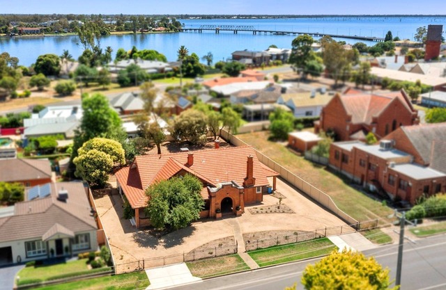 Pipers Rest located in the heart of yarrawonga. plenty of parking for boats and trailer.