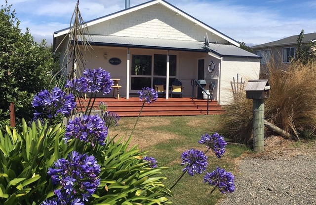 Pipi Point (Beach cottage, 50 metres from shore)