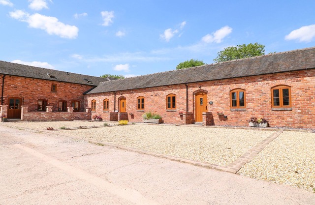 PIPISTRELLE, family friendly, with hot tub in Blythe Bridge