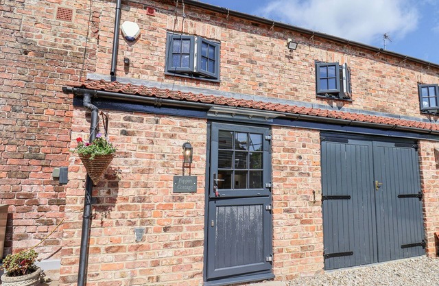 PIPPIN COTTAGE, romantic, character holiday cottage in Ripon