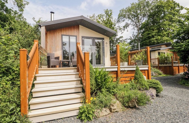 PIPPIN LODGE, pet friendly, with open fire in Cartmel