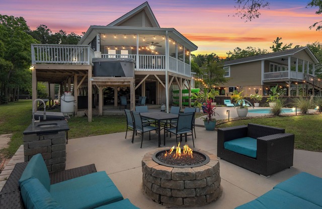 Pirate's Cove Bungalow ! Boat ramp Hot Tub Pool Firepit! Close to CCU! Secluded!