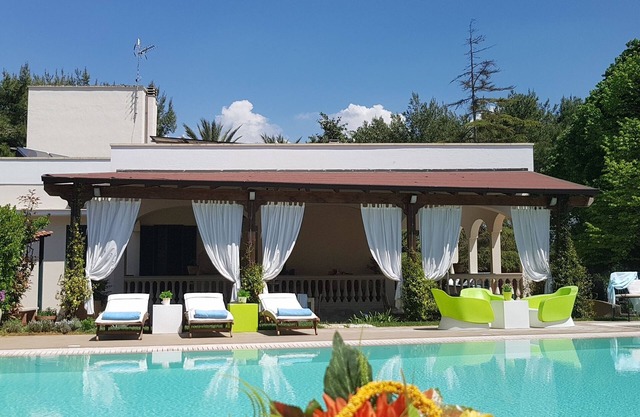 Piscina a sfioro riscaldata, tenis, área benessere, wifi nel cuore del Salento!