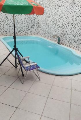 Piscina e área para churrasco