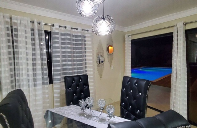 Piscina privada grande, BBQ Alojamiento.