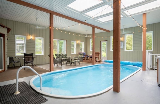 Piscine intérieure, ping pong, pet friendly.