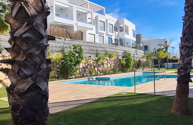 Piso de lujo Baviera Hills jardin privado y aire acondicionada