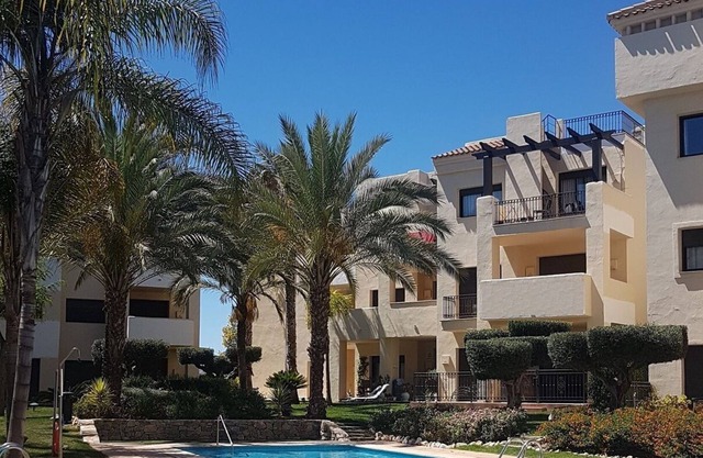 Piso Pomsol - soleado balcón enorme. Un montón de extras incluye toallas de playa y Wi-Fi GRATIS