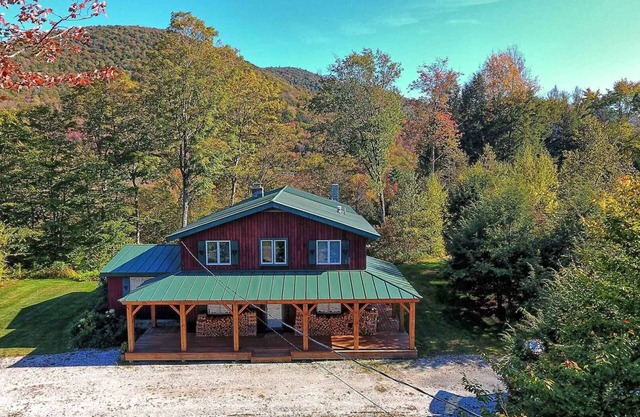 Hermosa casa en el encantador Pittsfield Vermont a solo unas millas de Killington. Disfrute de la maravillosa y relajante bañera de hidromasaje para calmar los músculos después de un día en las pistas.